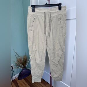 Athleta trekkie north joggers ankle, tan cream sz 6 hiking athletic active EUC